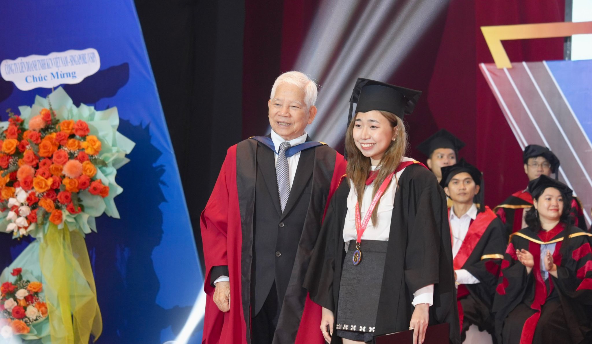 Nguyên Chủ tịch Nước Nguyễn Minh Triết chụp ảnh lưu niệm cùng sinh viên tốt nghiệp tại lễ tốt nghiệp năm 2023.
